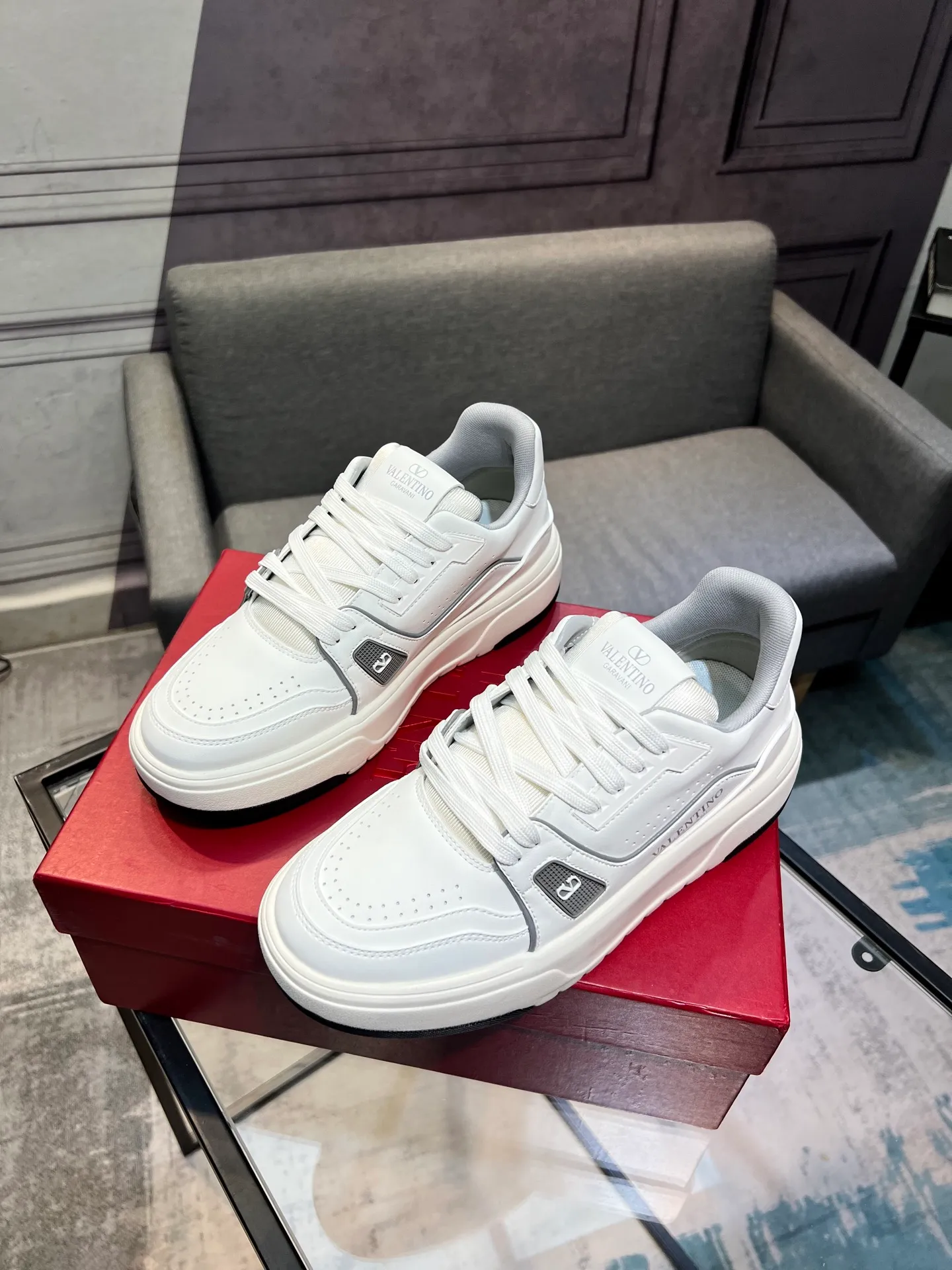 Men's men's shoes 💰660 𝑽𝒂𝒍𝒆𝒏𝒕𝒊𝒏𝒐 Valentino 𝑶𝒏𝒆𝑺𝒕𝒖𝒅 Couple's sneaker series Valentino 2025 latest couple's sneakers, celebrity style, hot sale. The original ZP was purchased and dismantled. Repeated pattern making and modification. I strive to restore the original version 1:1! Top luxury masterpiece, soft and comfortable, combining fashion and leisure, bringing excellent elegant texture and excellent on-foot comfort. Top purchase version upper: imported calfskin surface/original oil edge craftsmanship. Inner: water-dyed cowhide lining. Outsole: original development 𝐓𝐏𝐔 two-color combination outsole. Packaging: original configuration complete package. Code number: 35-44 yards. 34.45 can be customized. Can be customized (self-labeled-no label) order.